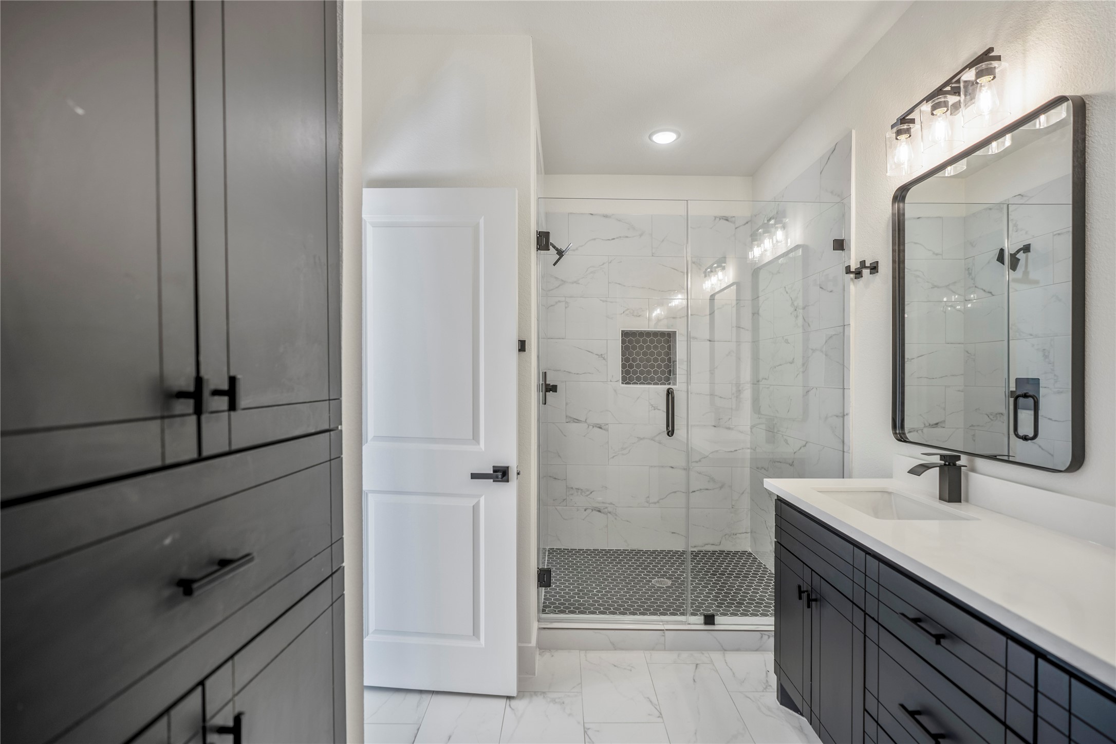 6324 Del Rio Street Houston, TX 77021 - Photo 39 of 50 a bathroom with a shower sink and mirror