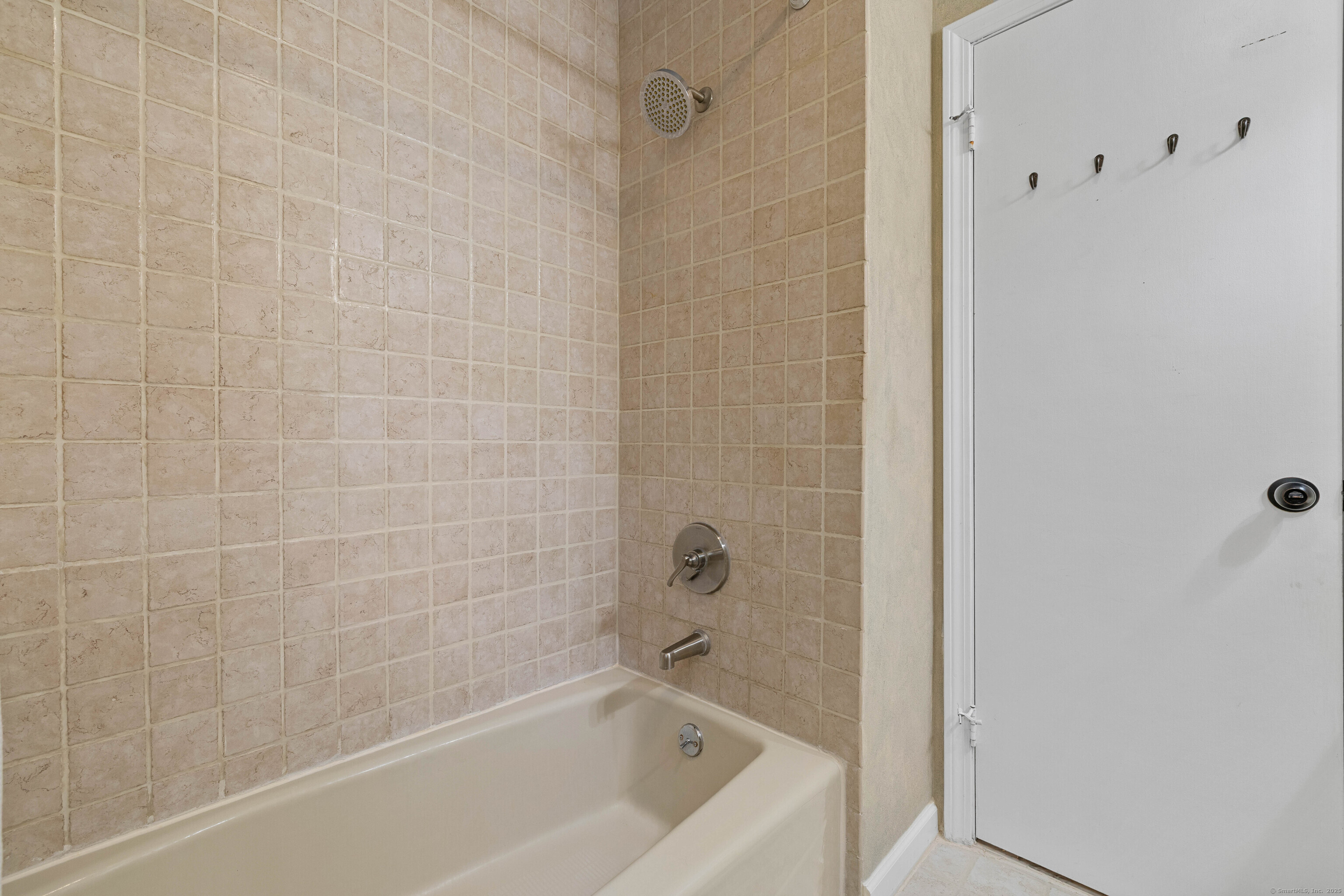 226 Austin Ryer Lane, Unit 226 Branford, CT 06405 - Photo 22 of 34 a bathroom with a bathtub