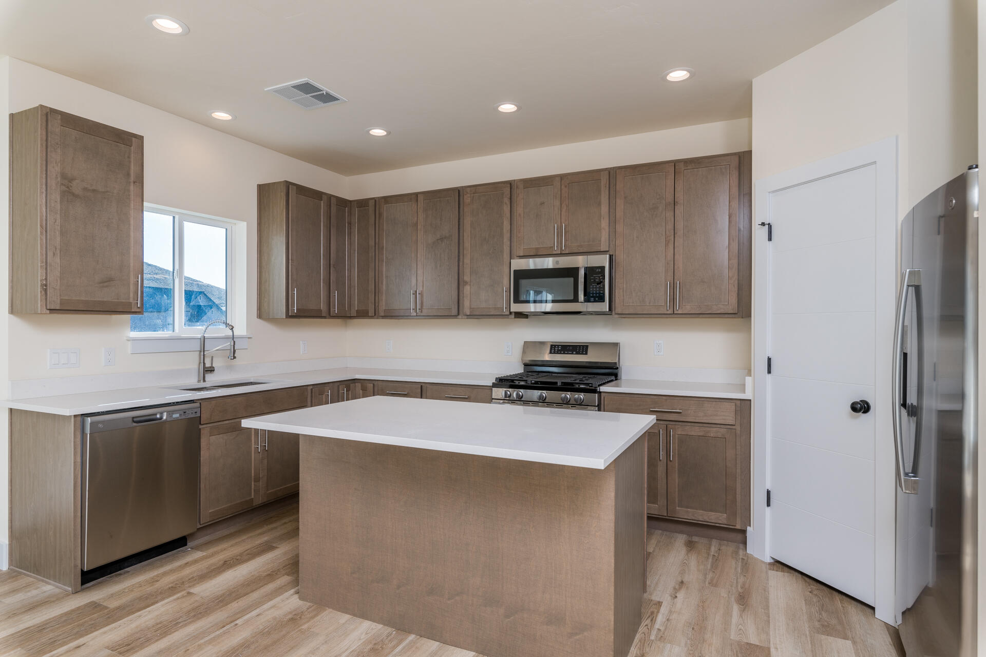 136 Cowcatcher Loop Bellevue, ID 83313 - Photo 4 of 17 Kitchen