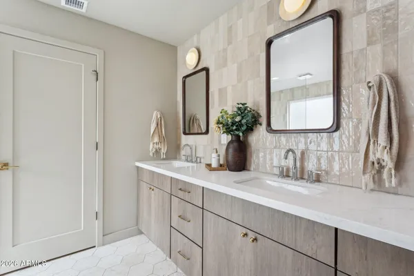 $1,145,000 | 11049 North 44th Street, Phoenix, AZ 85028