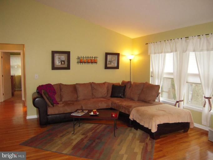 1022 Old Bay Ridge Road Annapolis, MD 21403 - Photo 9 of 30 Living Room