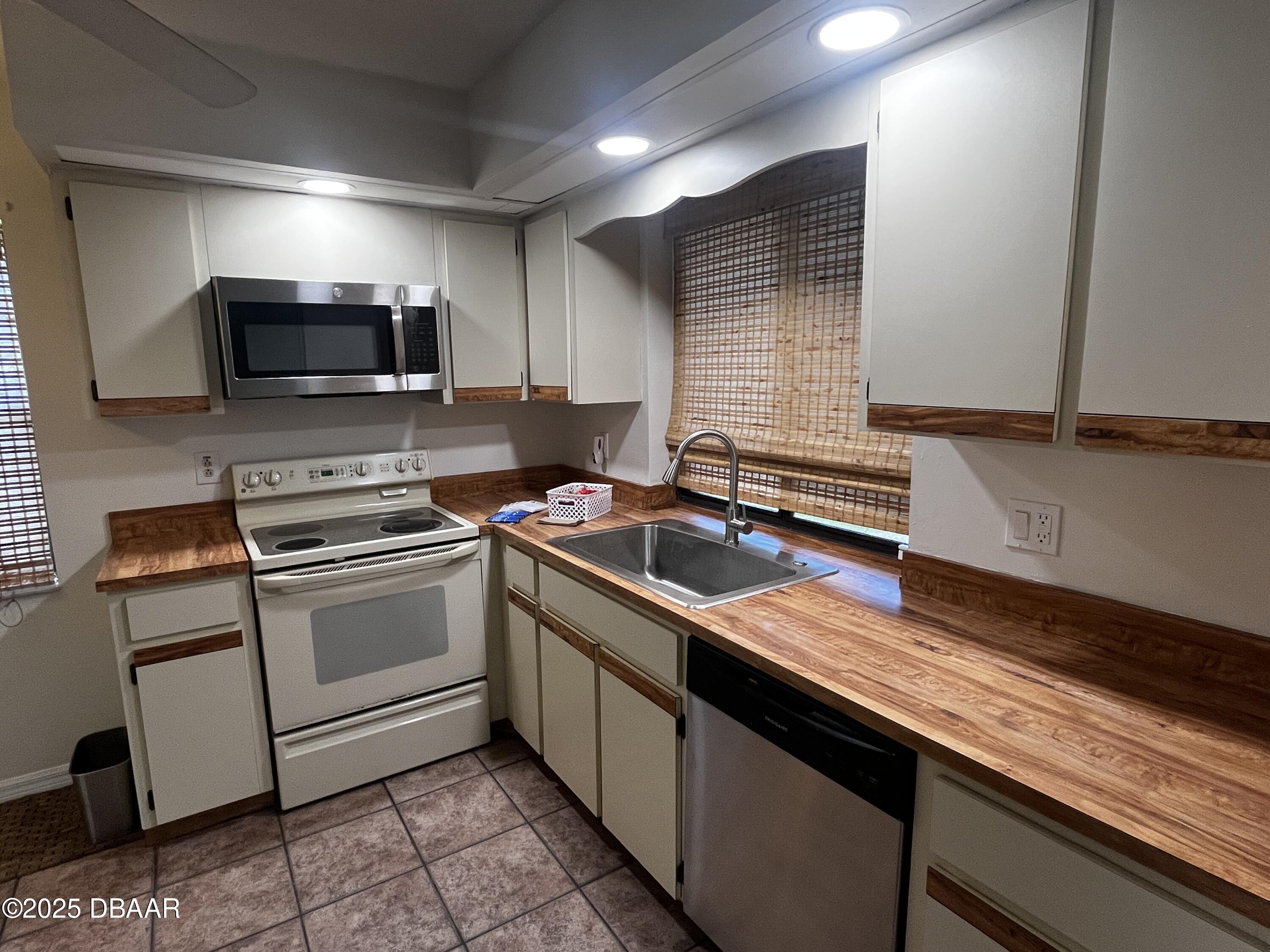 8 Ridge Trail Ormond Beach, FL 32174 - Photo 6 of 24 a kitchen that has a sink and a stove top oven