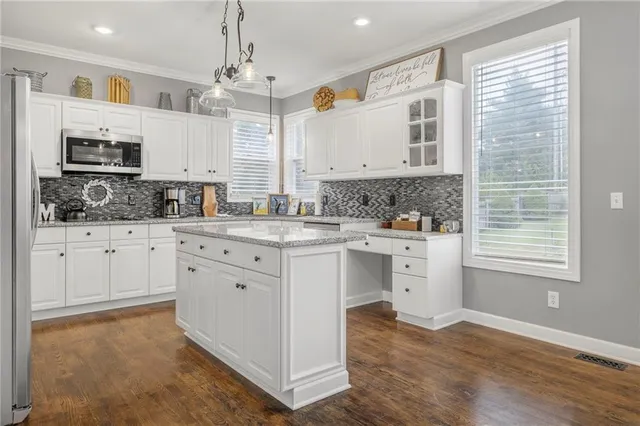 $480,000 | 5625 Meadow View Drive, Shawnee, KS 66226