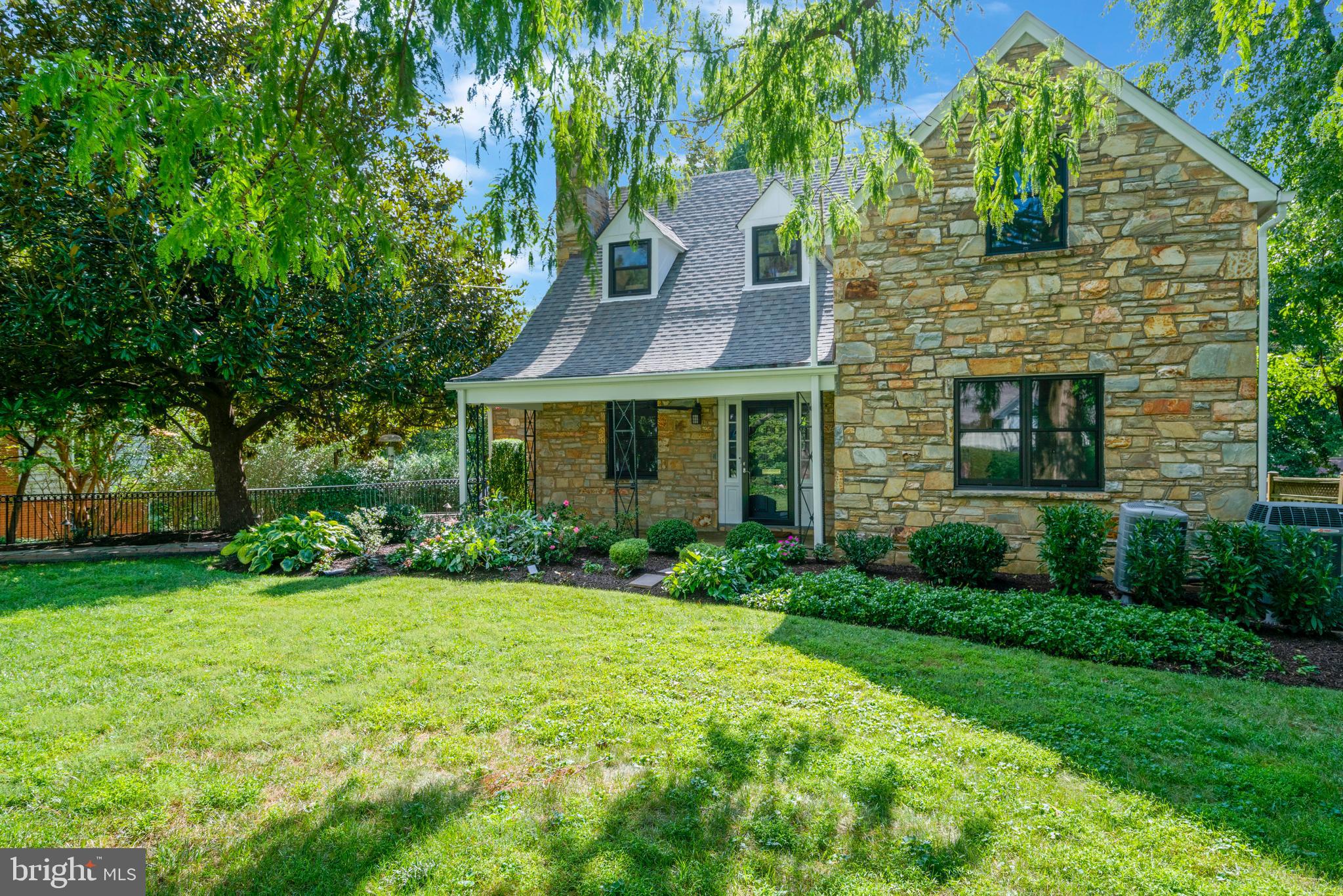 3408 North Glebe Road Arlington, VA 22207 - Photo 2 of 51 Stunning sloped roofline