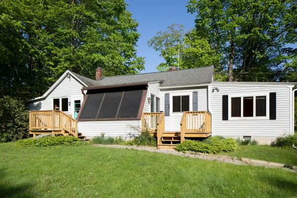 a house that is sitting in the grass