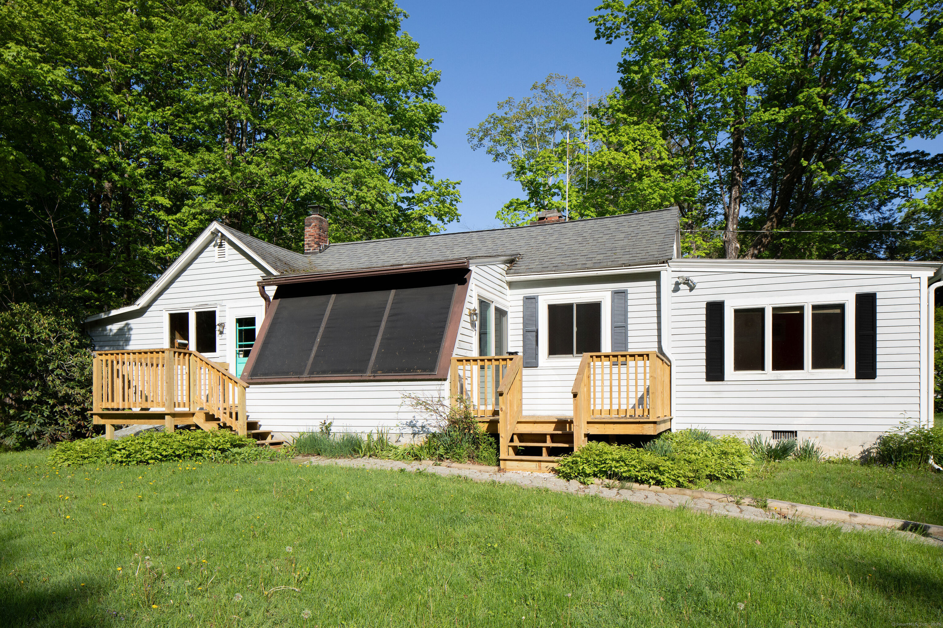 a house that is sitting in the grass