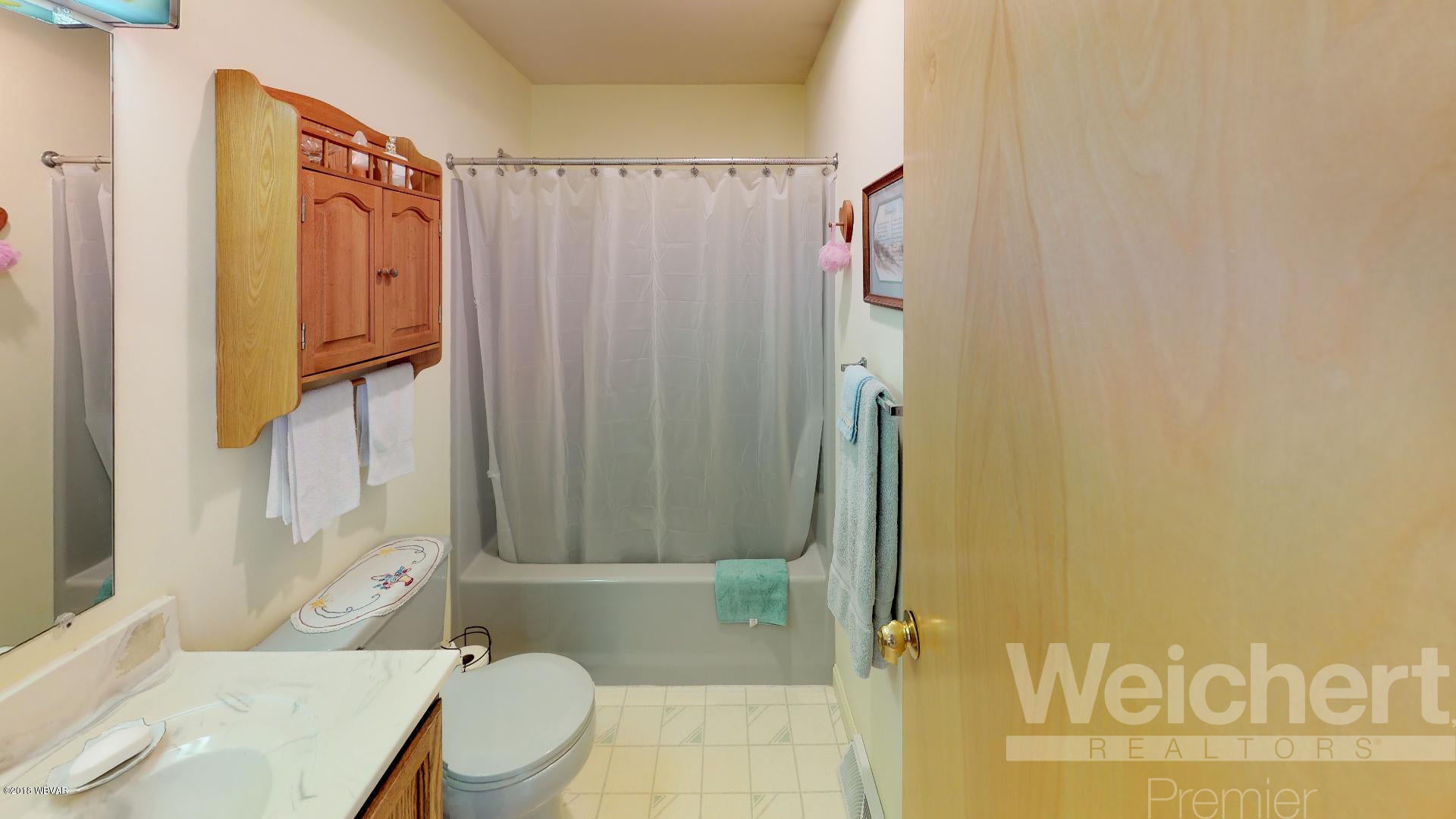 2254 Division Road Williamsport, PA 17701 - Photo 10 of 25 Full bath with tub