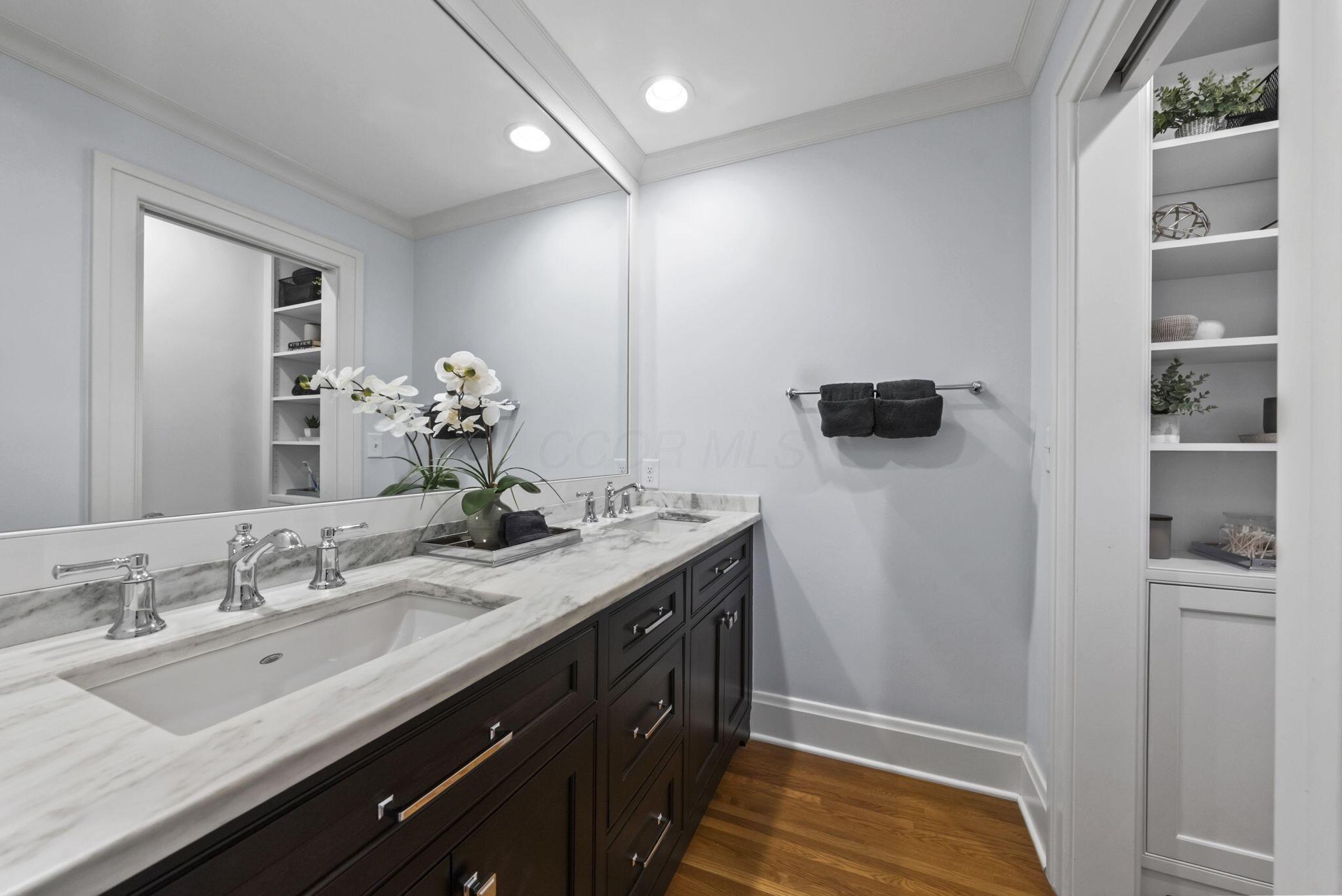 1875 Roxbury Road Upper Arlington, OH 43212 - Photo 47 of 97 Primary Bath