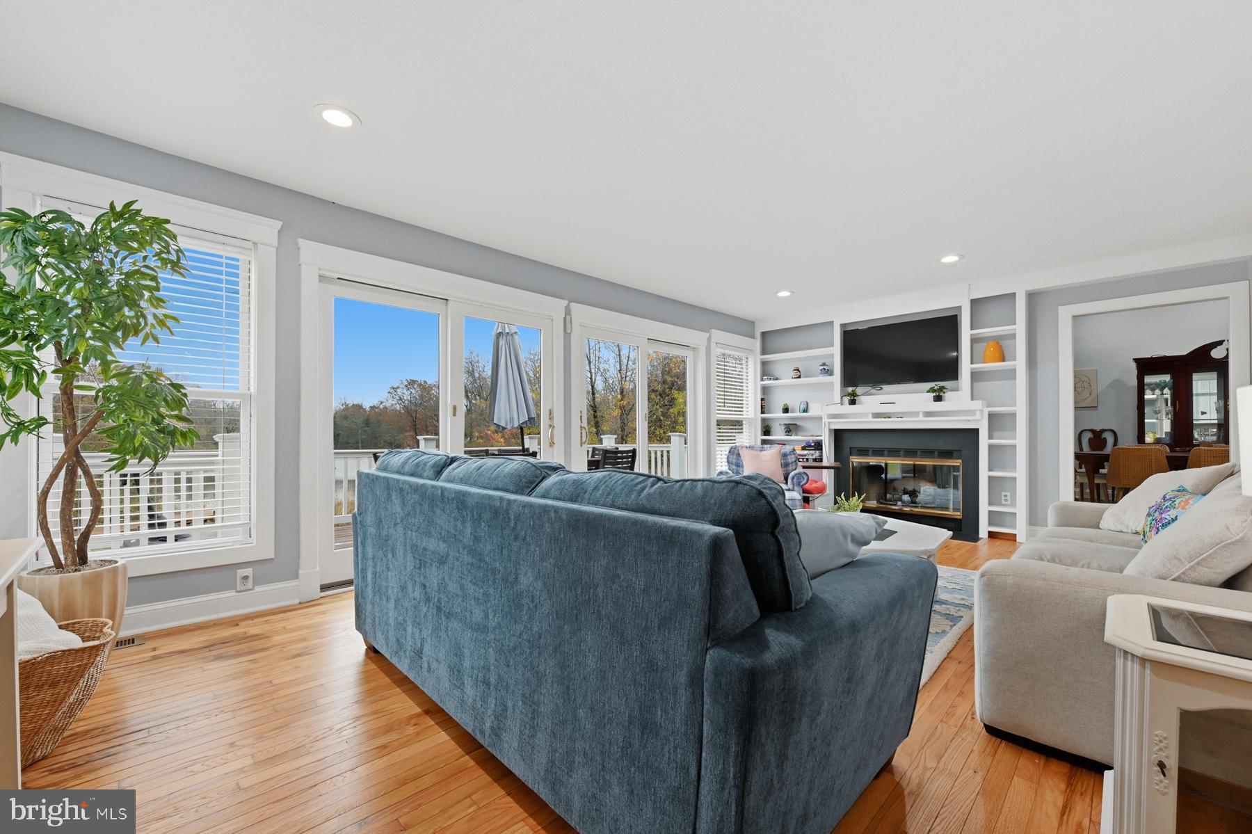 2806 Love Point Road Stevensville, MD 21666 - Photo 17 of 70 Living room with built ins and views
