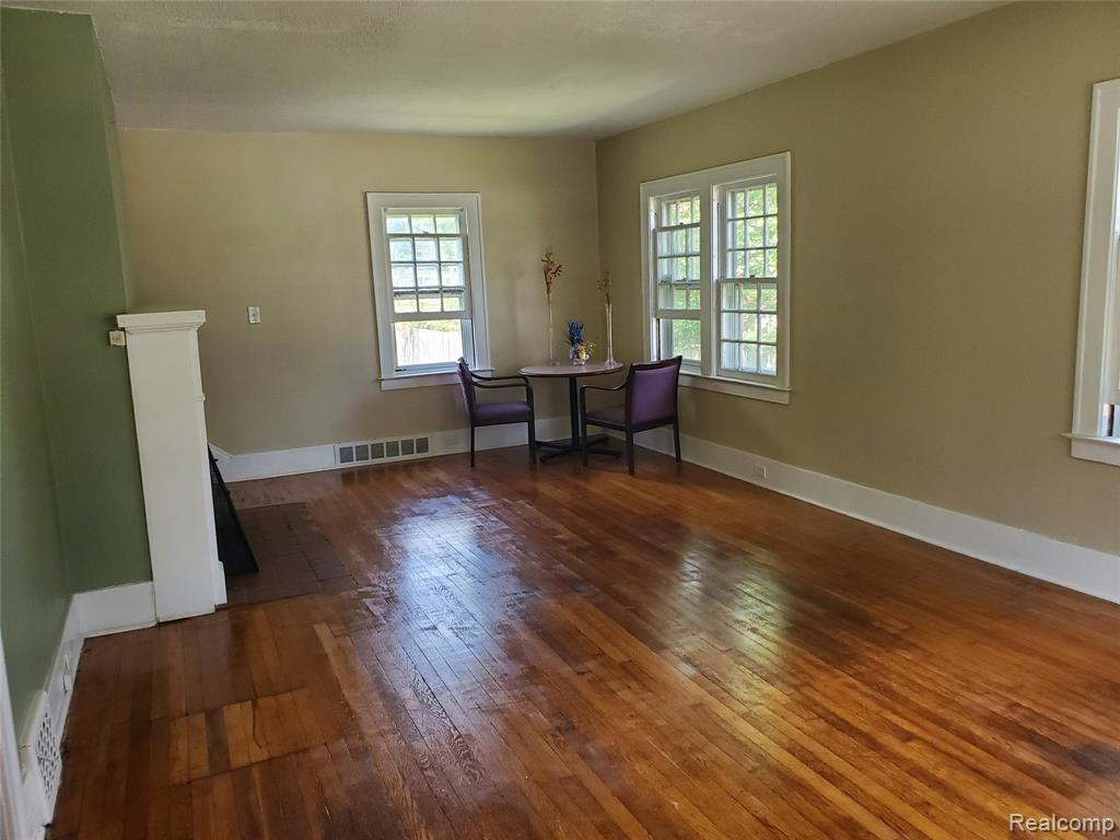 358 West Iroquois Road Pontiac, MI 48341 - Photo 5 of 29