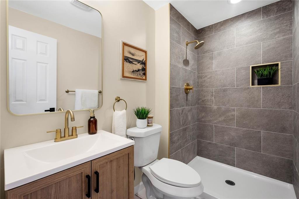 402 Forest Ridge Drive Pittsburgh, PA 15221 - Photo 21 of 35 a bathroom with a sink a toilet and shower