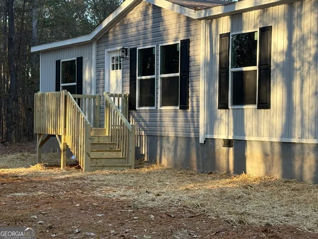 a view of a house with a backyard