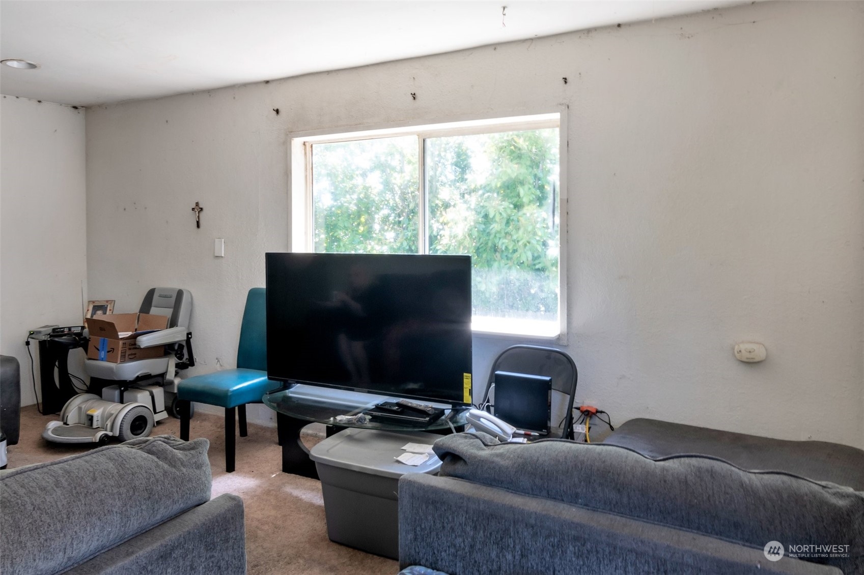 139 Oak Street Bremerton, WA 98310 - Photo 9 of 28 a living room with furniture and a flat screen tv