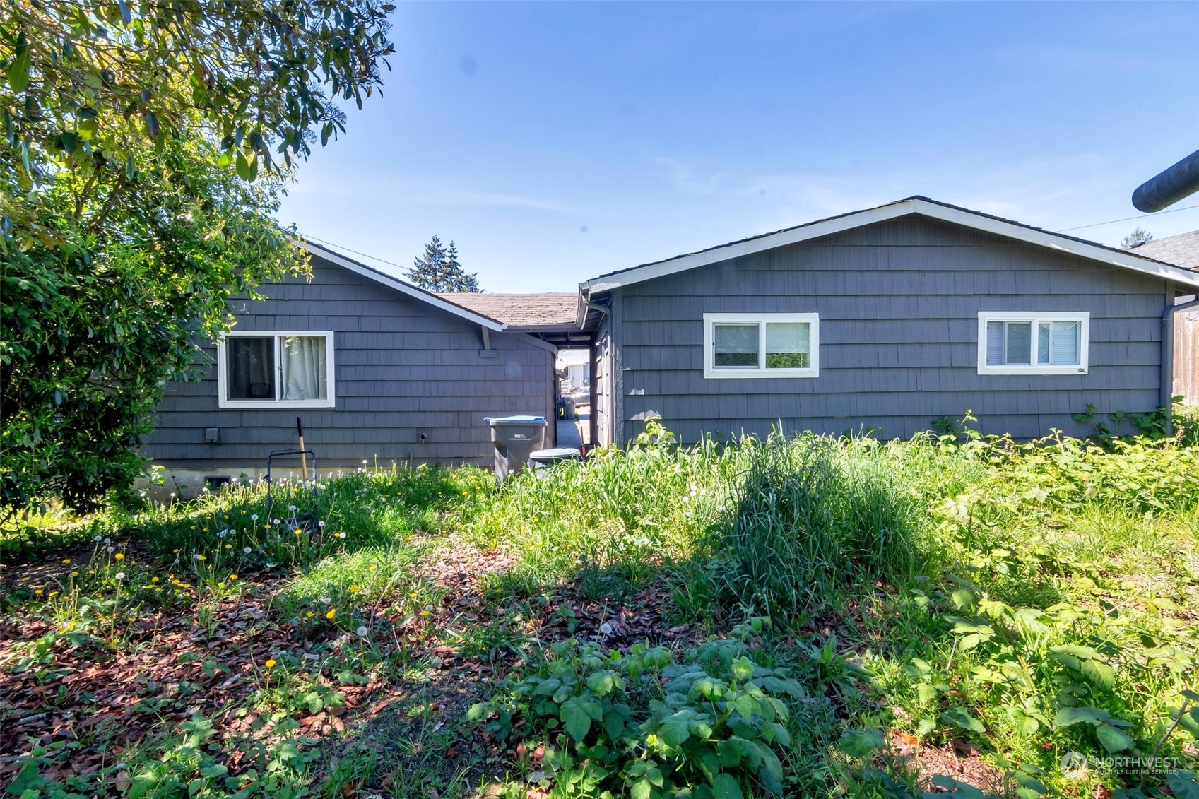 139 Oak Street Bremerton, WA 98310 - Photo 10 of 28 a brick house with lots of plants