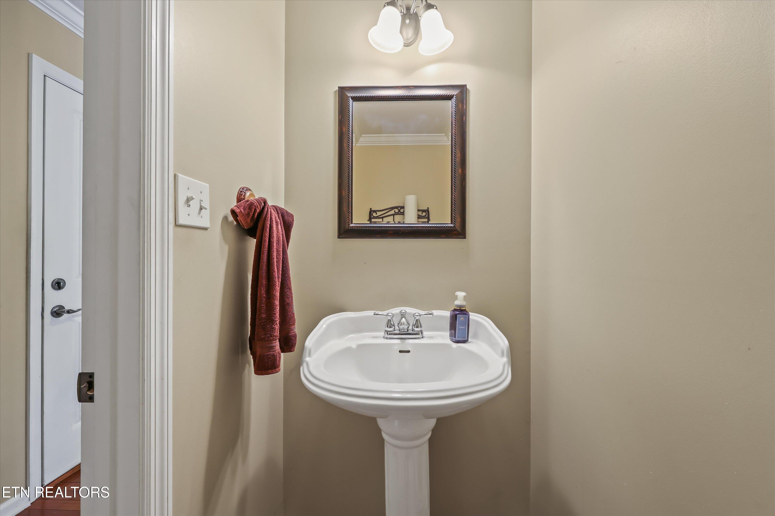 901 Heathgate Road Knoxville, TN 37922 - Photo 16 of 45 Half Bathroom