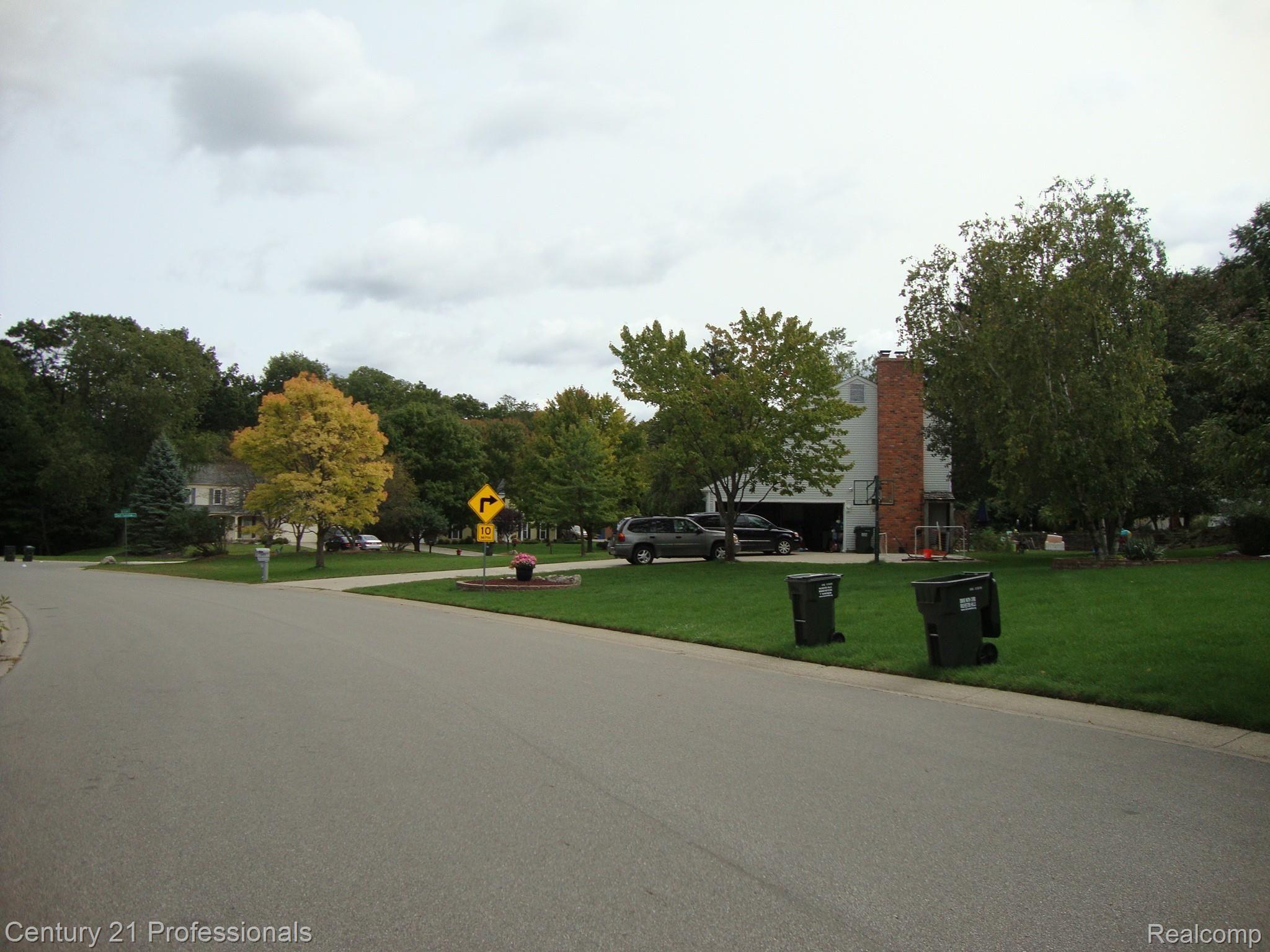 1354 North Fairview Lane Rochester, MI 48306 - Photo 38 of 70 38_Street View East.JPG