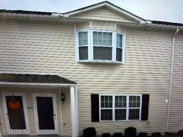 $1,300 | 3820 East Vancroft Circle, Unit I6, Winterville, NC 28590