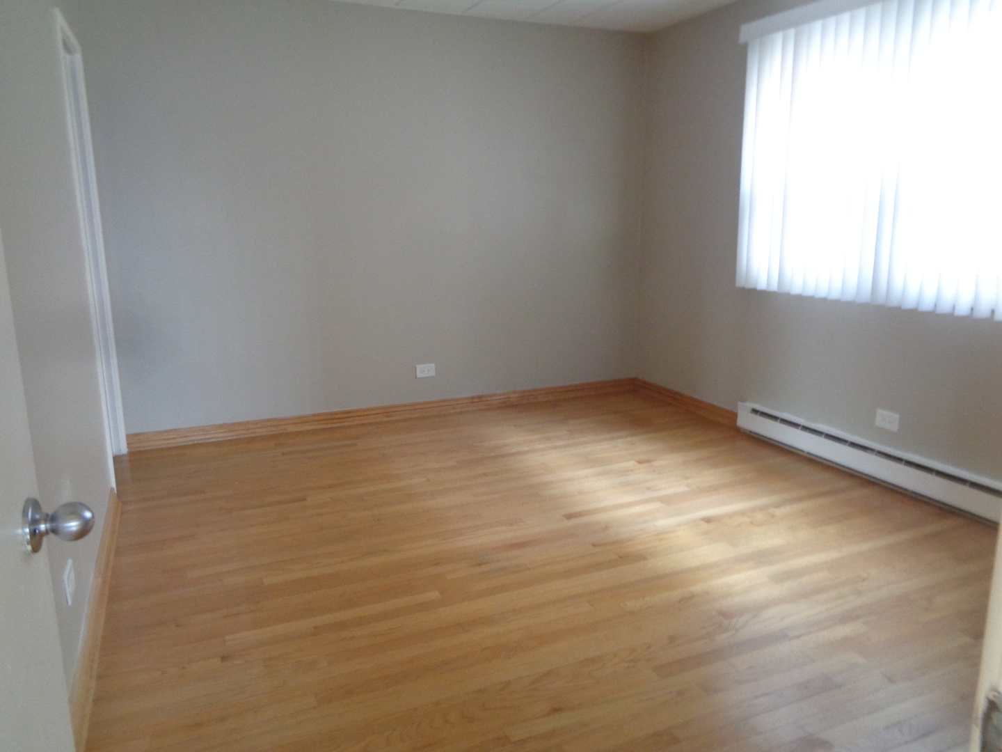 6233 West 94th Street, Unit 1SE Oak Lawn, IL 60453 - Photo 11 of 13 an empty room with a window