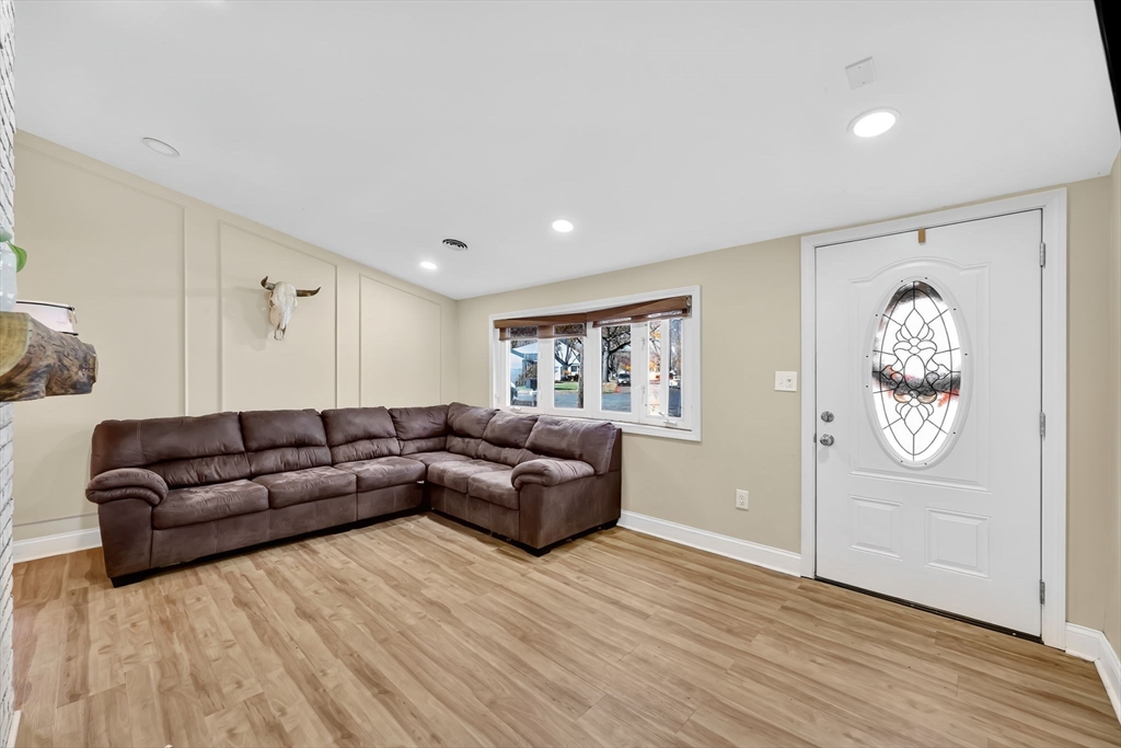 49 Mohegan Avenue Springfield, MA 01151 - Photo 3 of 33