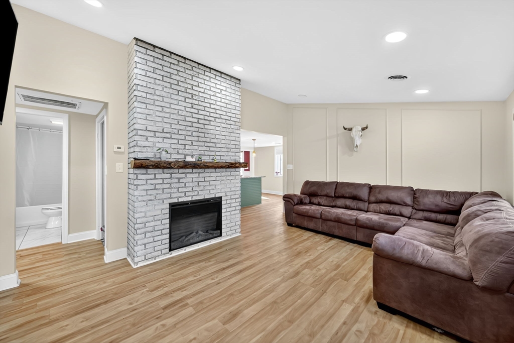 49 Mohegan Avenue Springfield, MA 01151 - Photo 4 of 33