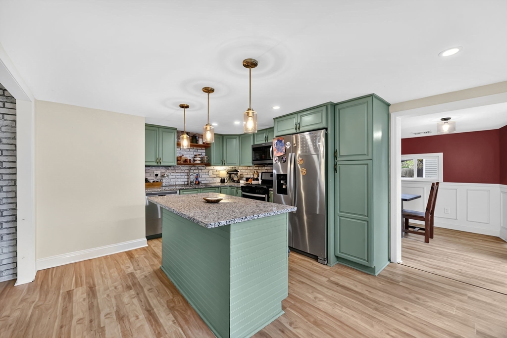 49 Mohegan Avenue Springfield, MA 01151 - Photo 7 of 33