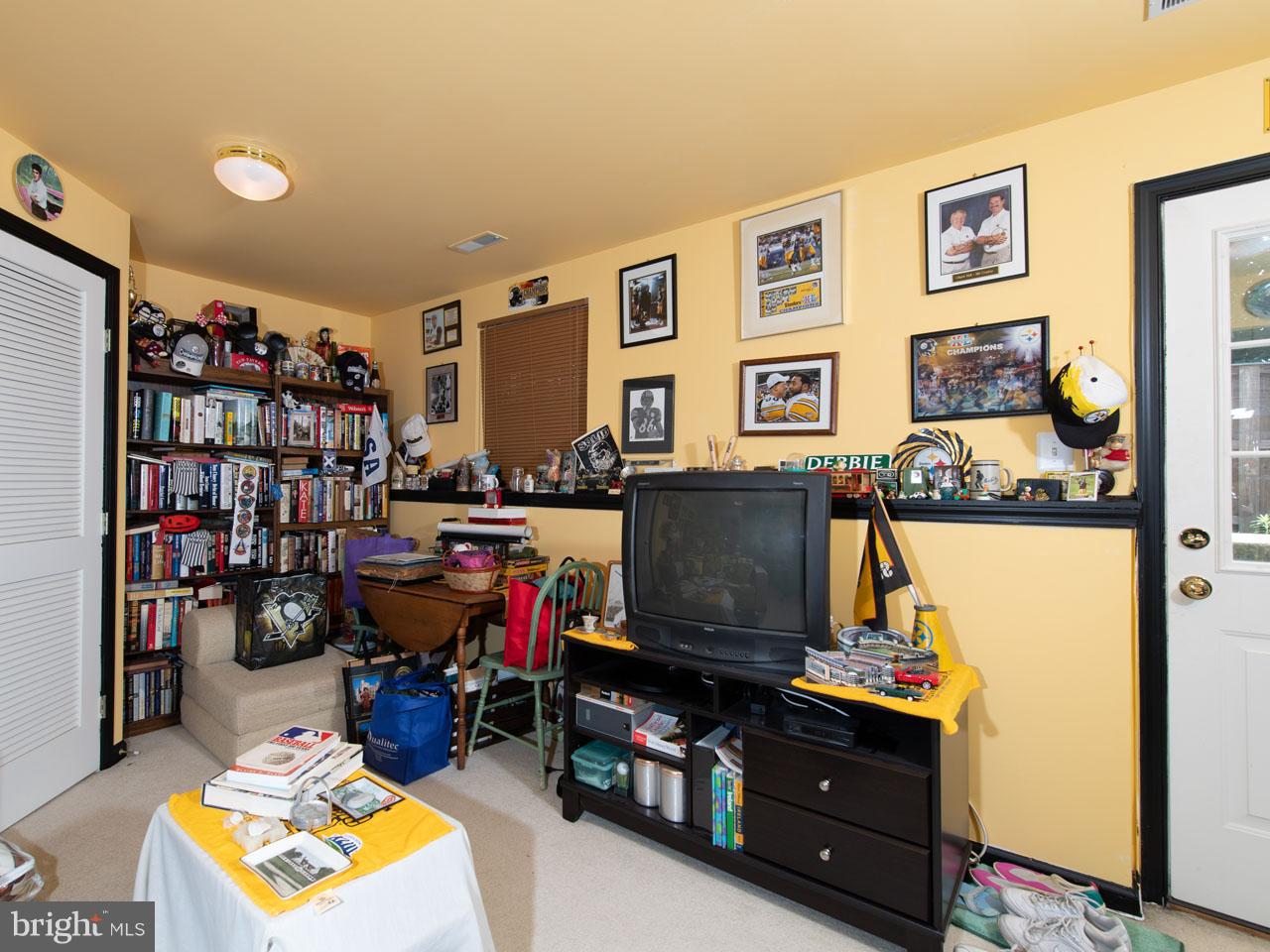 6371 Racetec Place Springfield, VA 22150 - Photo 15 of 21 Family Room