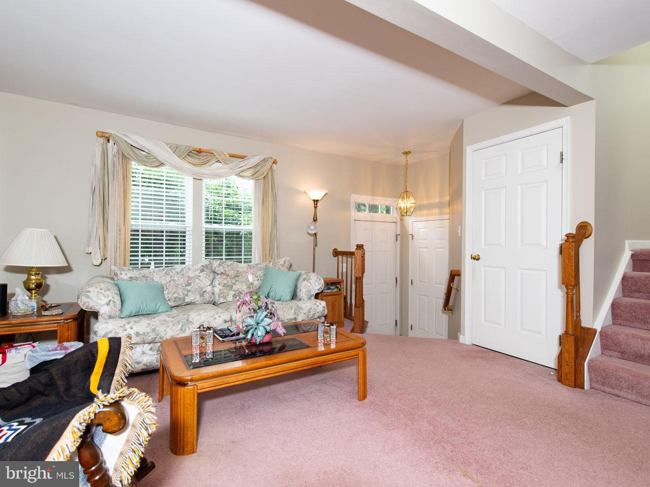 6371 Racetec Place Springfield, VA 22150 - Photo 2 of 21 Living Room