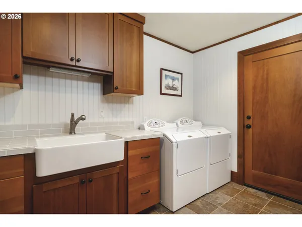 a bath room with a toilet
