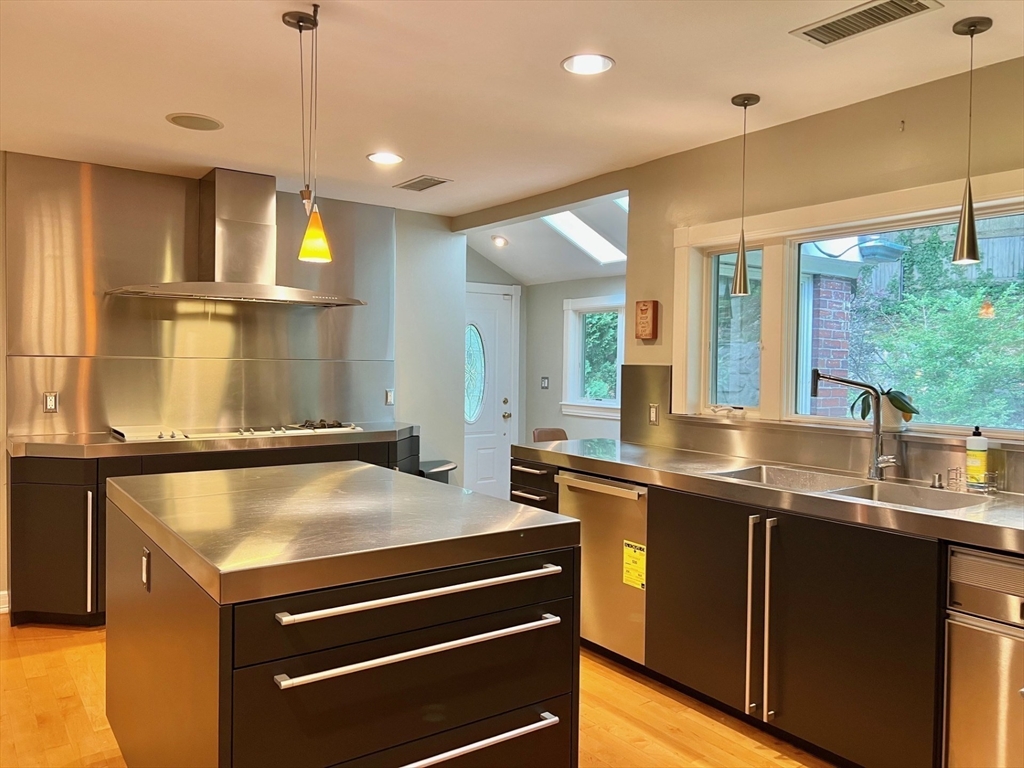 75 Lee Street Brookline, MA 02445 - Photo 9 of 30