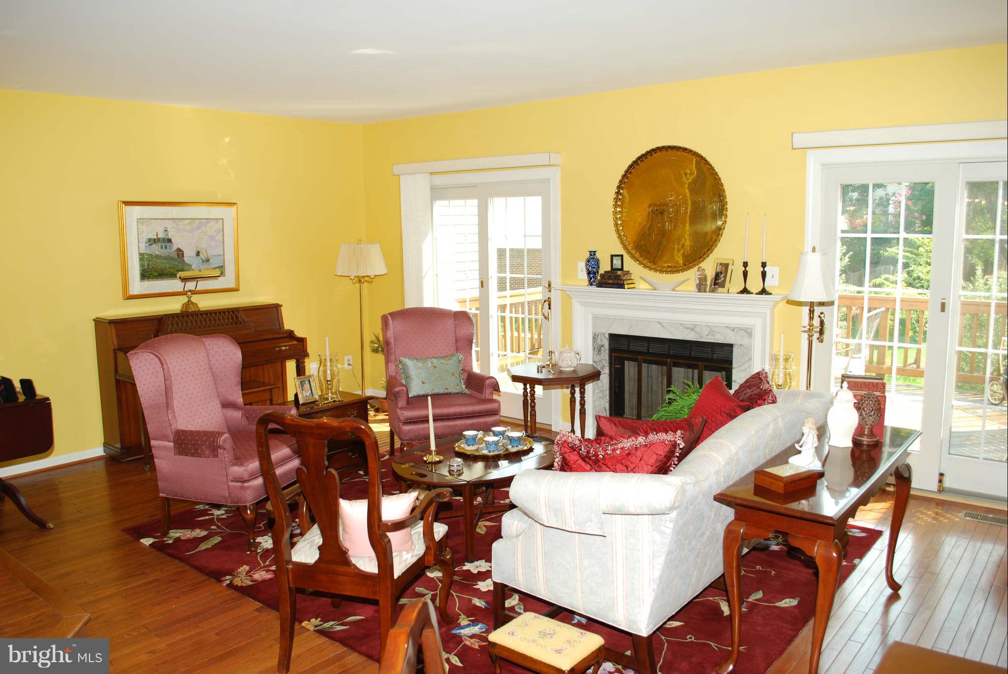 6361 English Ivy Way Springfield, VA 22152 - Photo 5 of 25 Living Room