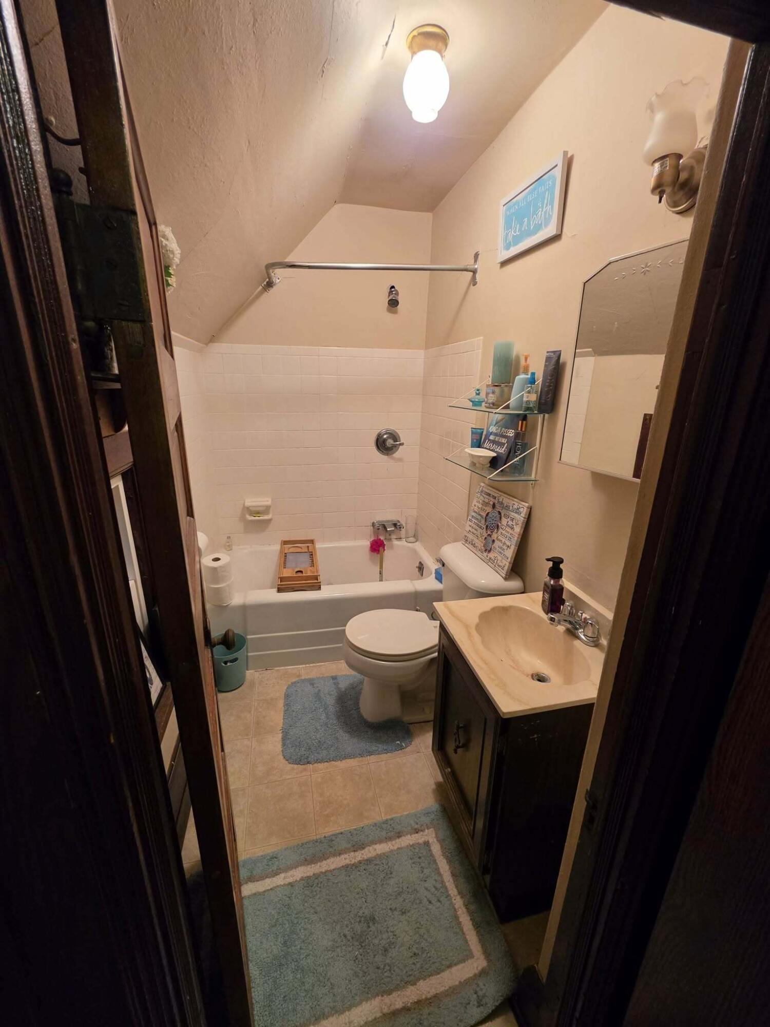 1420 Hawthorne Avenue Two Rivers, WI 54241 - Photo 18 of 38 upperbath