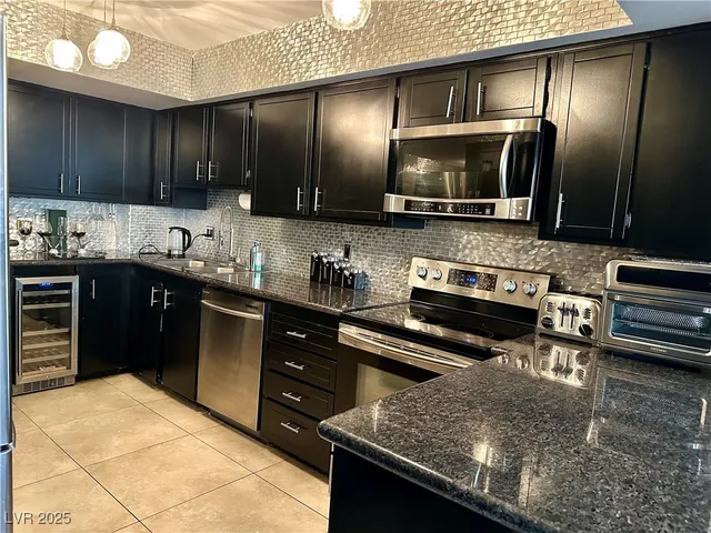 $2,700 | 205 East Harmon Avenue, Unit 807, Las Vegas, NV 89169