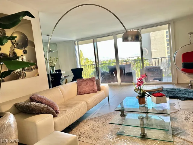 $2,700 | 205 East Harmon Avenue, Unit 807, Las Vegas, NV 89169