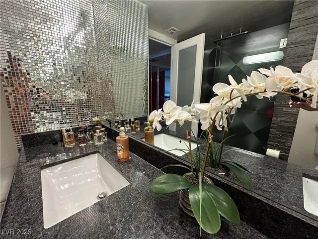 $2,700 | 205 East Harmon Avenue, Unit 807, Las Vegas, NV 89169