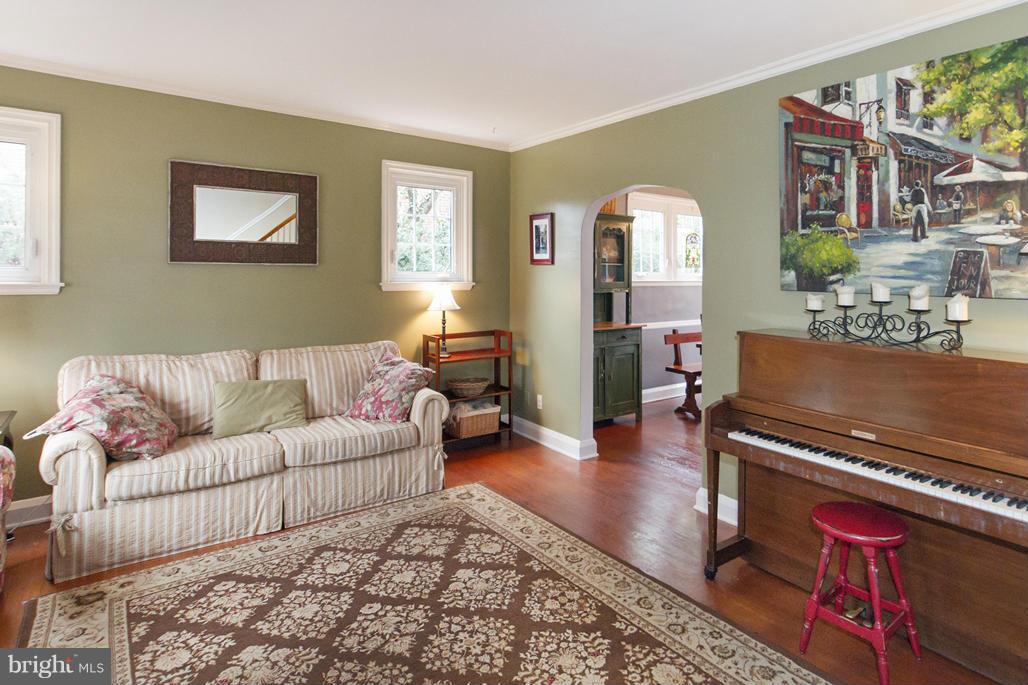 632 Stamford Road Baltimore, MD 21229 - Photo 5 of 30 Living Room