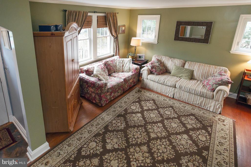 632 Stamford Road Baltimore, MD 21229 - Photo 8 of 30 Living Room
