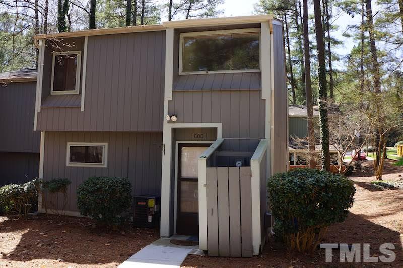 Attractive END UNIT Townhome in a quiet Cul-De Sac......CCONVENIENT LOCATION!!!!