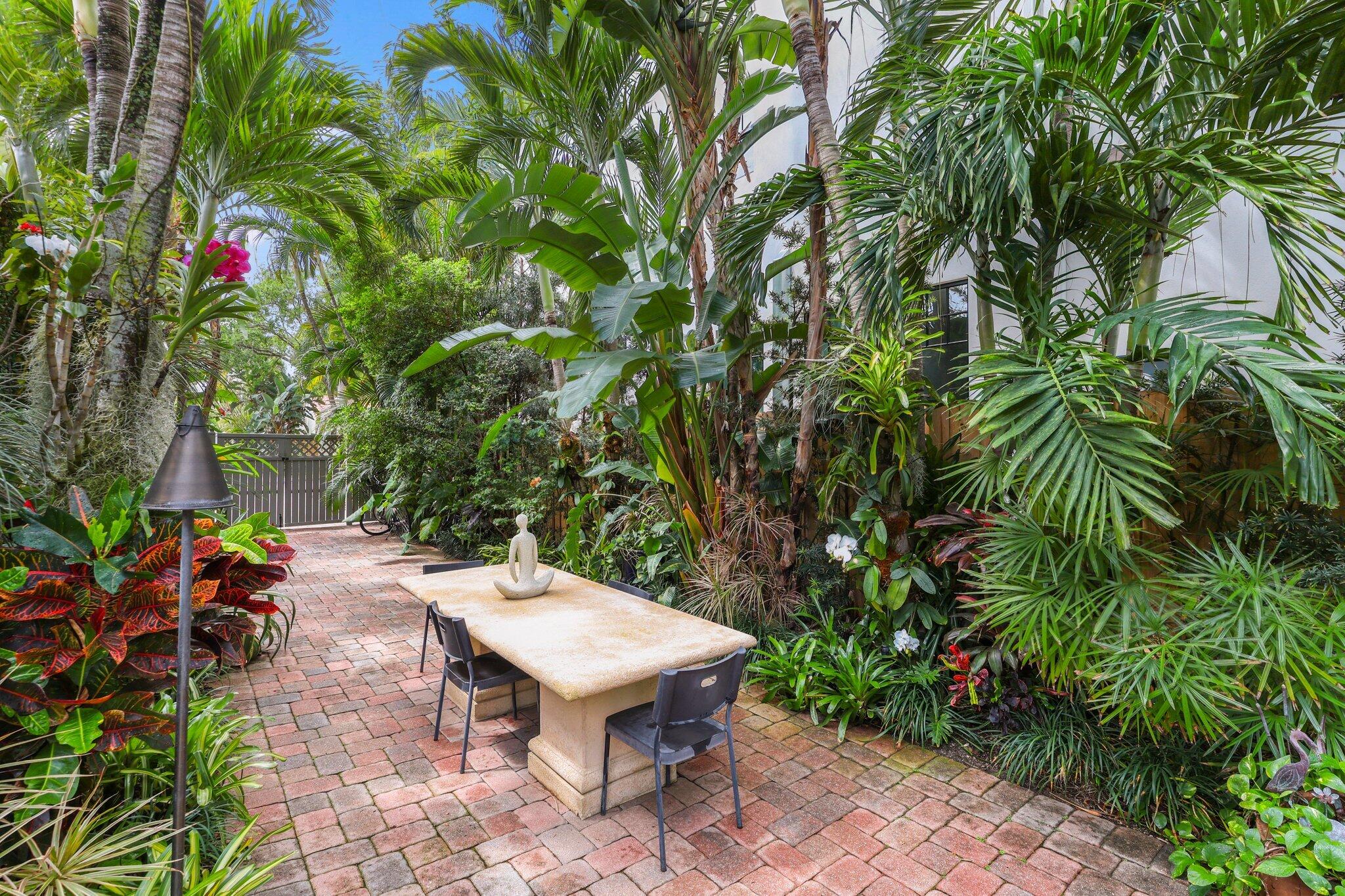 605 Sunset Road West Palm Beach, FL 33401 - Photo 11 of 42 Side Yard