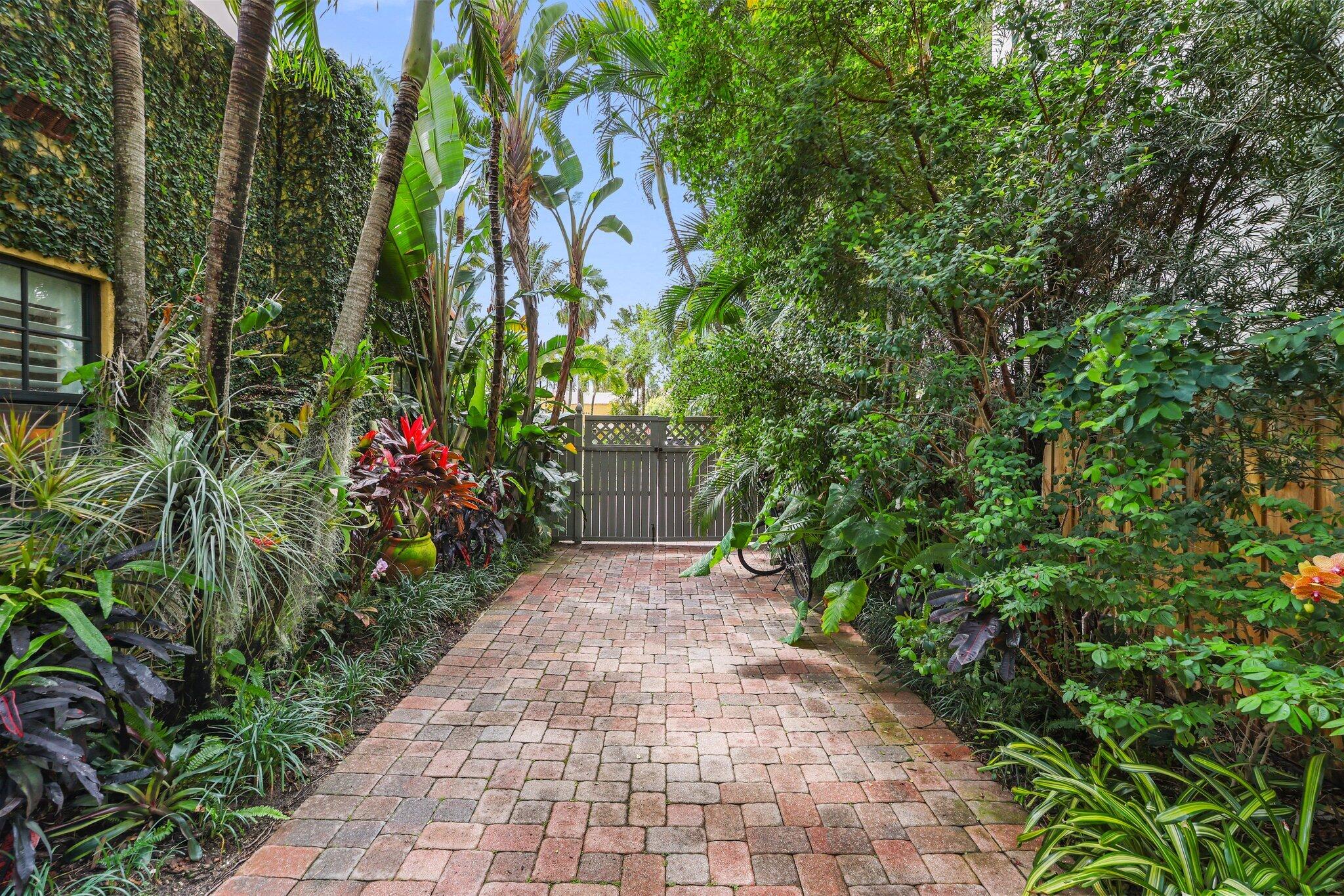 605 Sunset Road West Palm Beach, FL 33401 - Photo 12 of 42 Side Yard