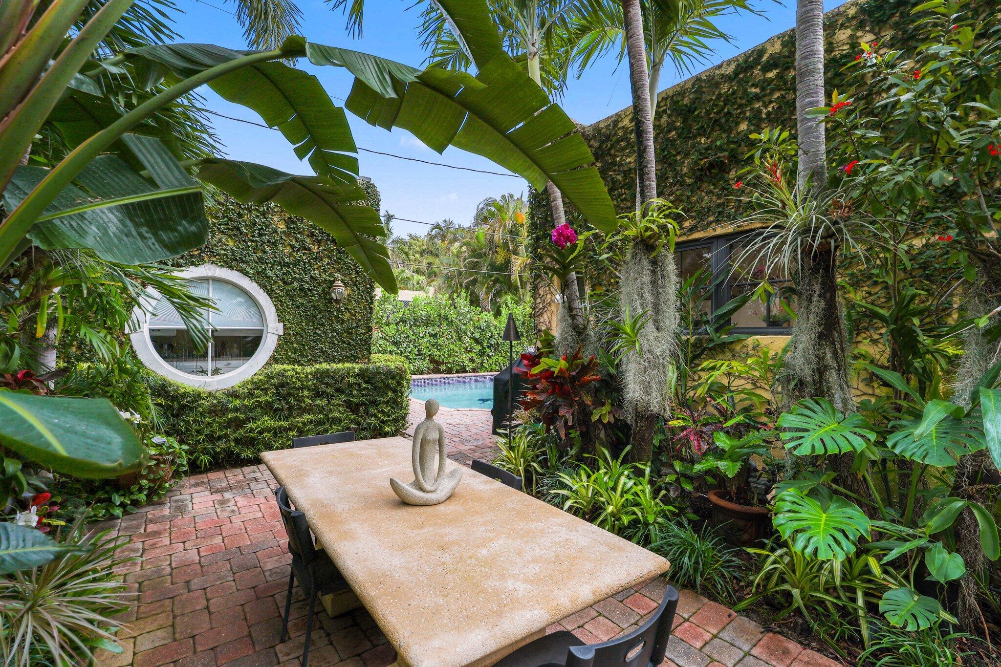 605 Sunset Road West Palm Beach, FL 33401 - Photo 13 of 42 Side Yard