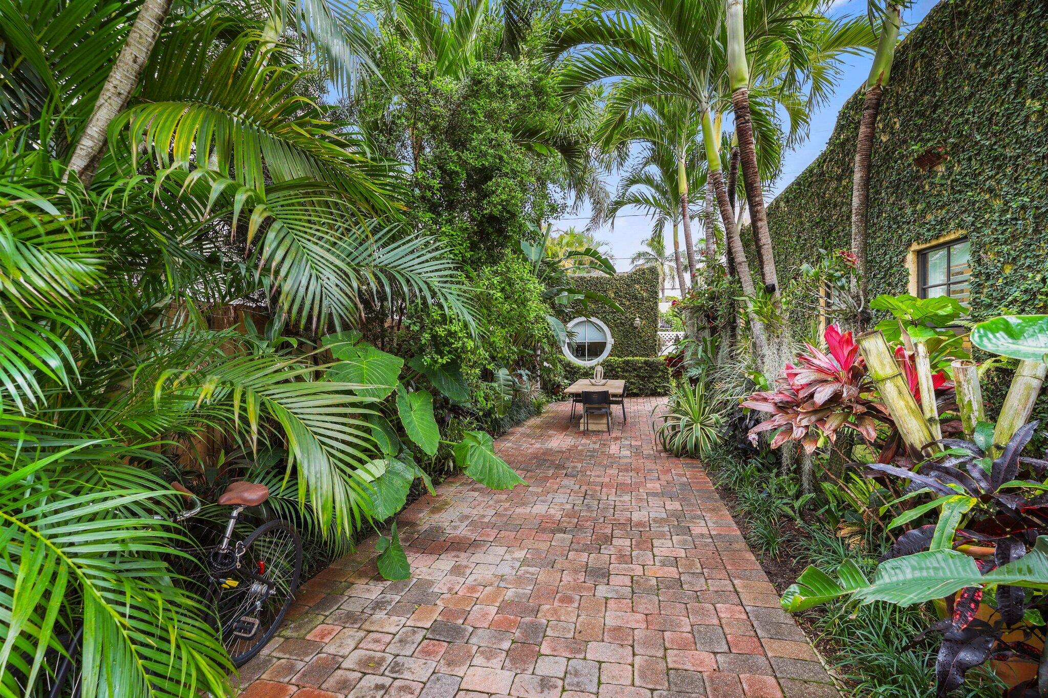 605 Sunset Road West Palm Beach, FL 33401 - Photo 14 of 42 Side Yard