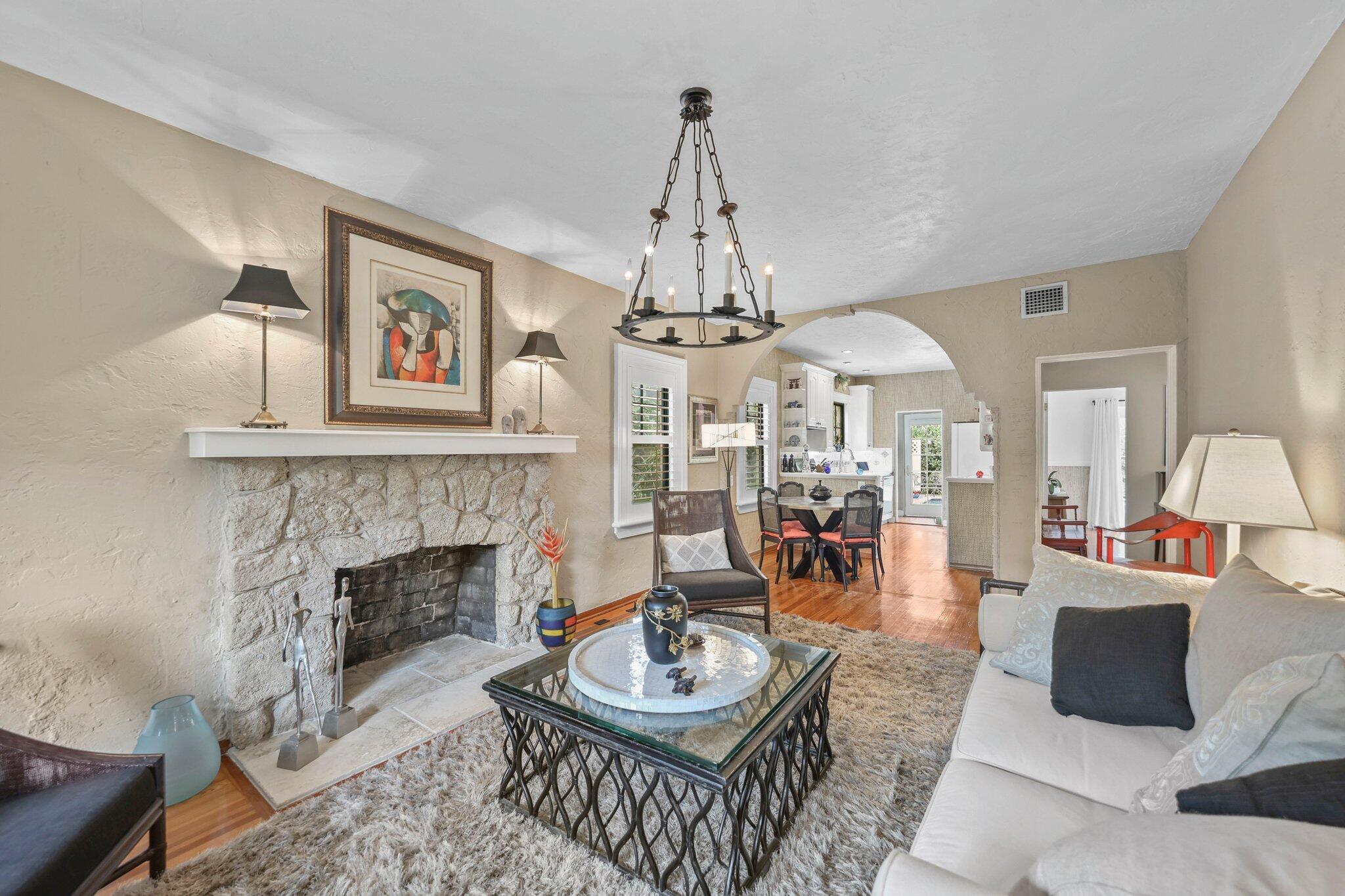 605 Sunset Road West Palm Beach, FL 33401 - Photo 19 of 42 Living Room