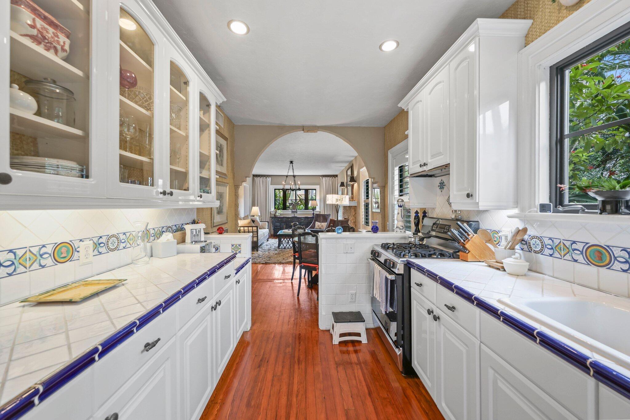 605 Sunset Road West Palm Beach, FL 33401 - Photo 23 of 42 Kitchen