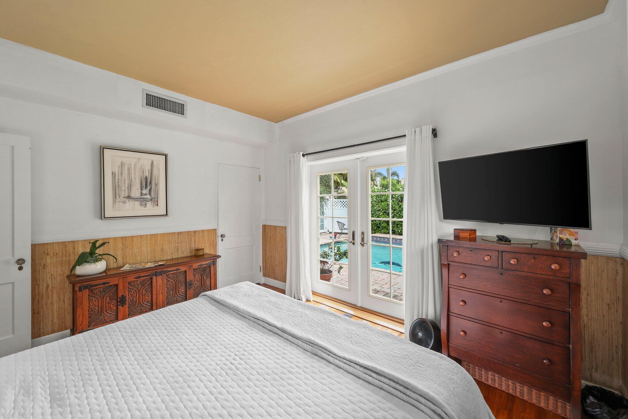 605 Sunset Road West Palm Beach, FL 33401 - Photo 30 of 42 Guest Bedroom