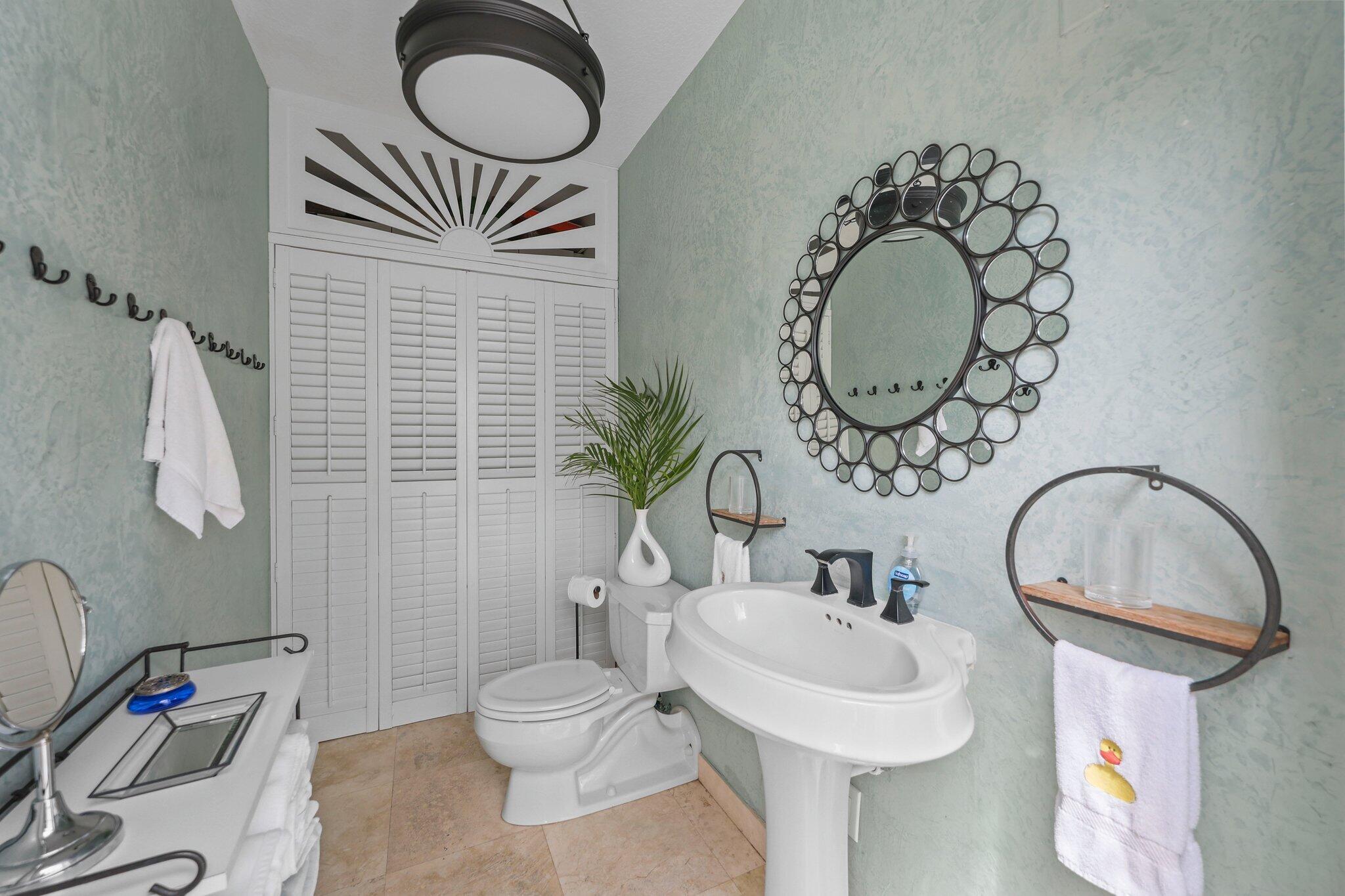 605 Sunset Road West Palm Beach, FL 33401 - Photo 36 of 42 Guest Bathroom