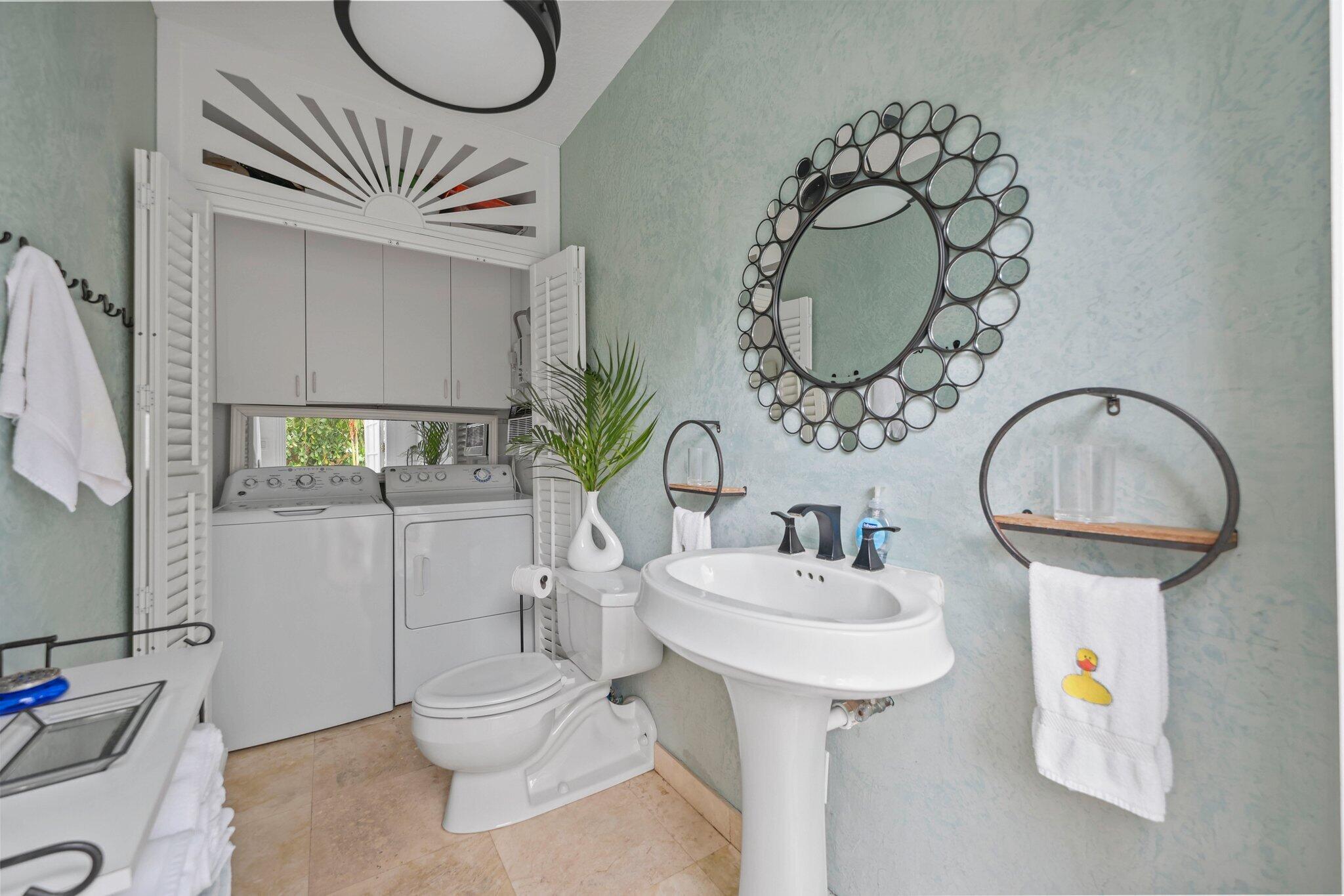 605 Sunset Road West Palm Beach, FL 33401 - Photo 37 of 42 Guest Bathroom