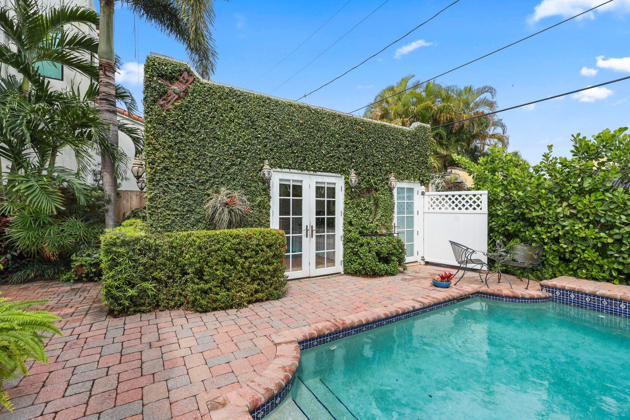 605 Sunset Road West Palm Beach, FL 33401 - Photo 9 of 42 Backyard