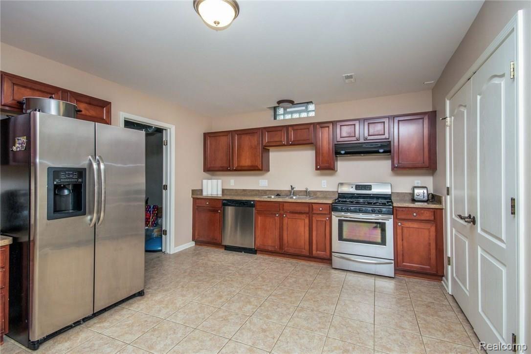 48591 Antique Road Canton, MI 48187 - Photo 21 of 23 32.jpg
