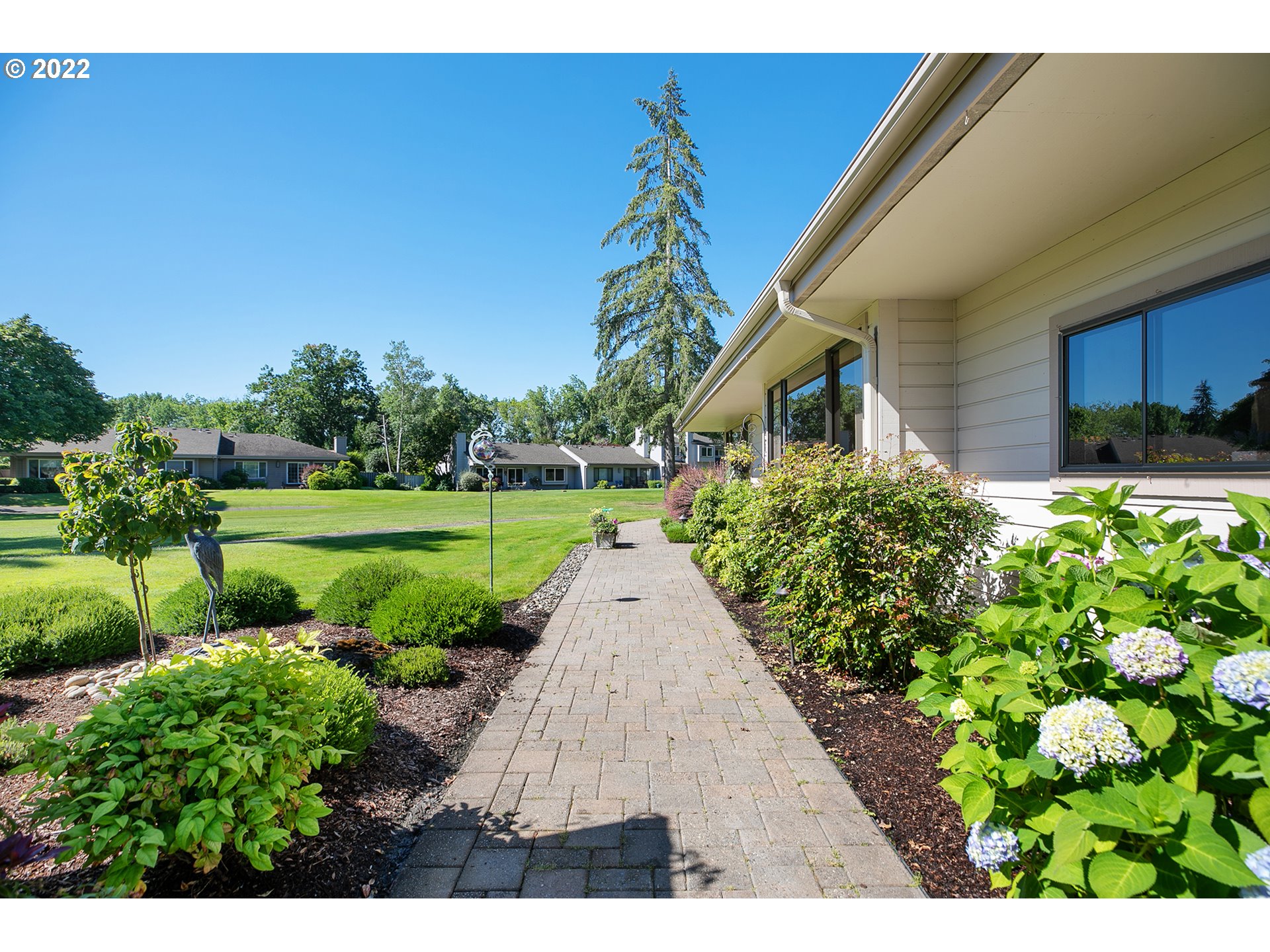 32221 Southwest Boones Bend Road Wilsonville, OR 97070 - Photo 3 of 32 a view of a garden with plants