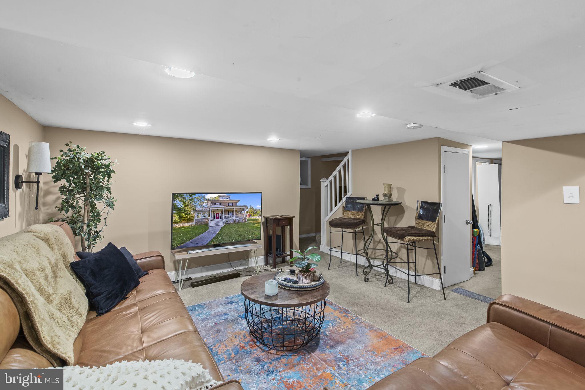 2600 Queen Anne Road Baltimore, MD 21216 - Photo 20 of 29 a living room with furniture and a potted plant